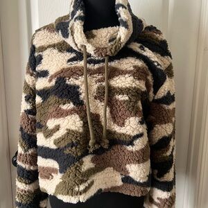 Wild fable Camo Sherpa size small